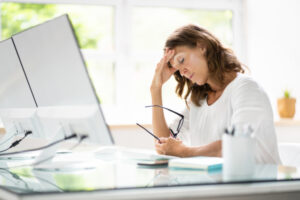 Estrés laboral: cómo identificarlo y abordarlo antes de que te consuma