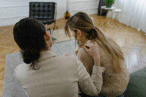 Cómo acompañar a un ser querido con depresión: qué hacer, qué evitar y cómo cuidarte